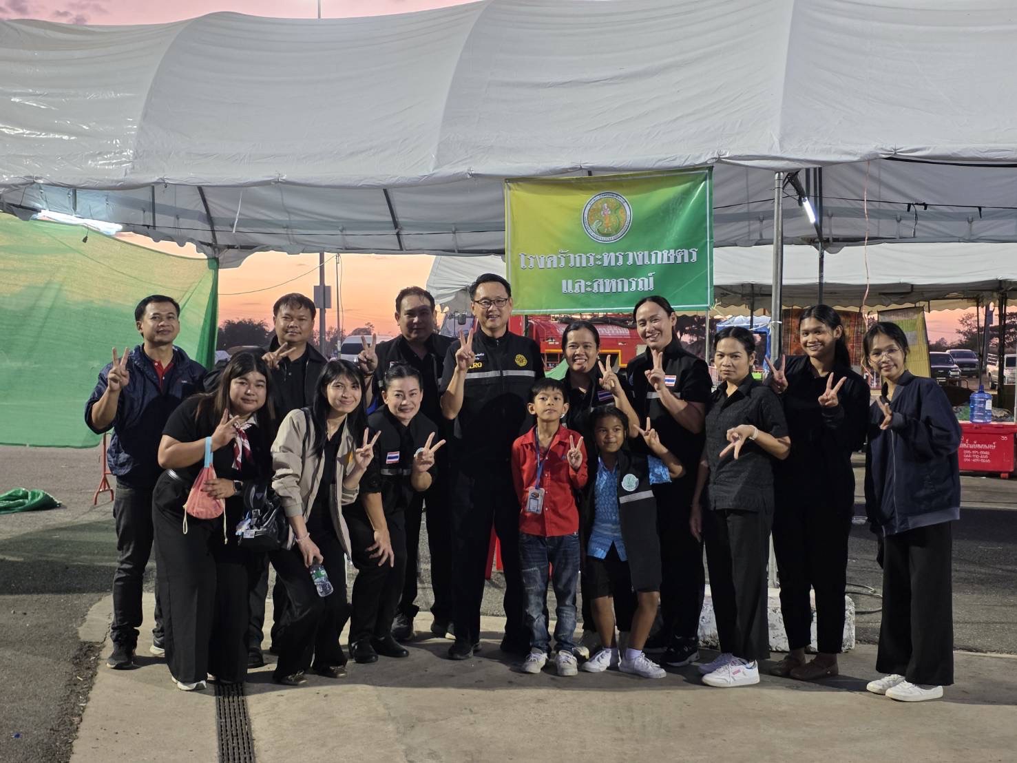 title - วันที่ 23 ธันวาคม 2568 เวลา 17.00 น. นายประเสริฐ กาญจนเกียรติกุล ปฏิรูปที่ดินจังหวัดบุรีรัมย์ พร้อมด้วยเจ้าหน้าที่กลุ่มยุทธศาสตร์และการปฏิรูปที่ดิน ส.ป.ก.บุรีรัมย์ เข้าร่วมให้บริการอาหารและผลไม้แก่ผู้อพยพจากเหตุปะทะไทยกัมพูชา 